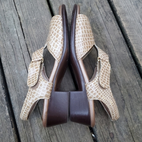 SAS San Antonio Shoes Suntimer Comfort Dress Sandals Beige Croc Woman's 8 - Picture 5 of 10
